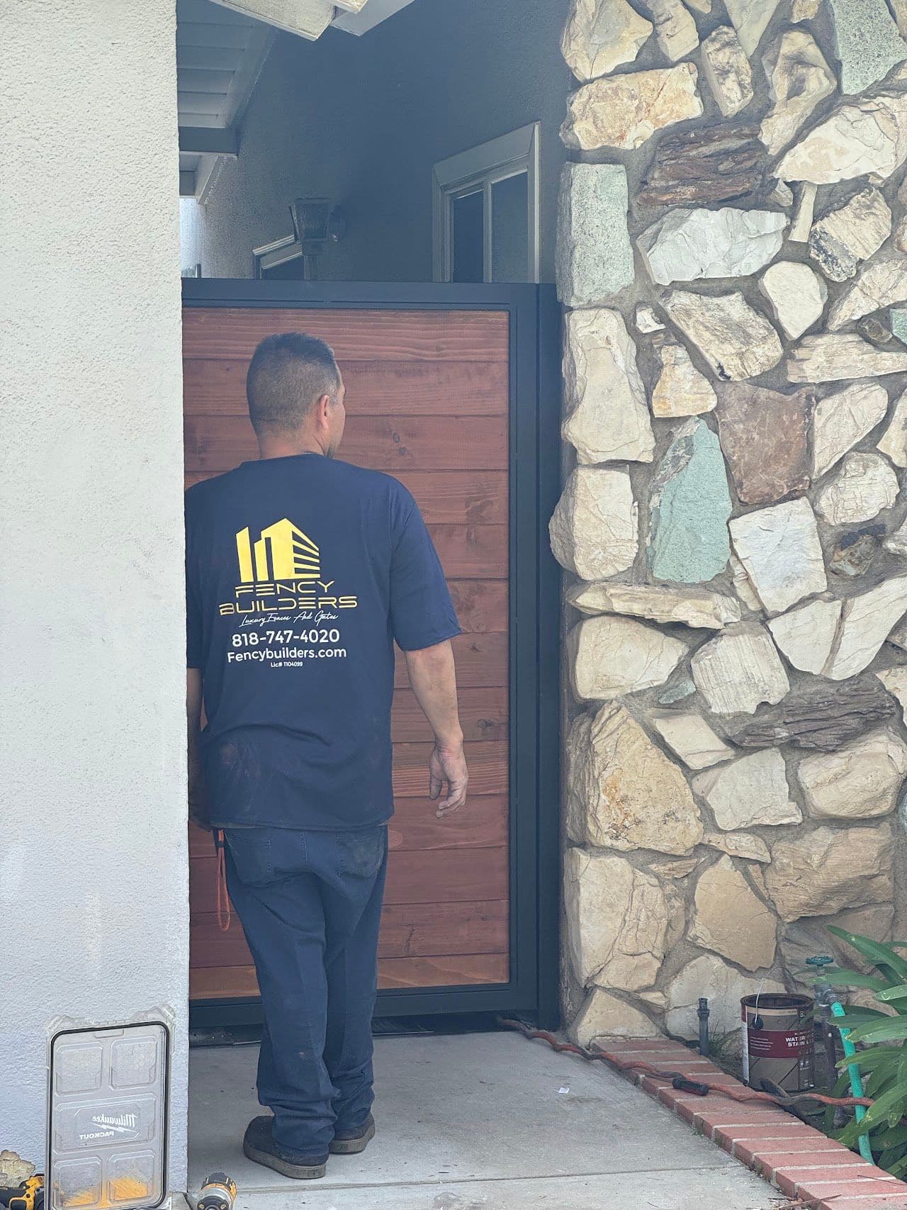 Fency Builders crew member at a new wood and steel gate