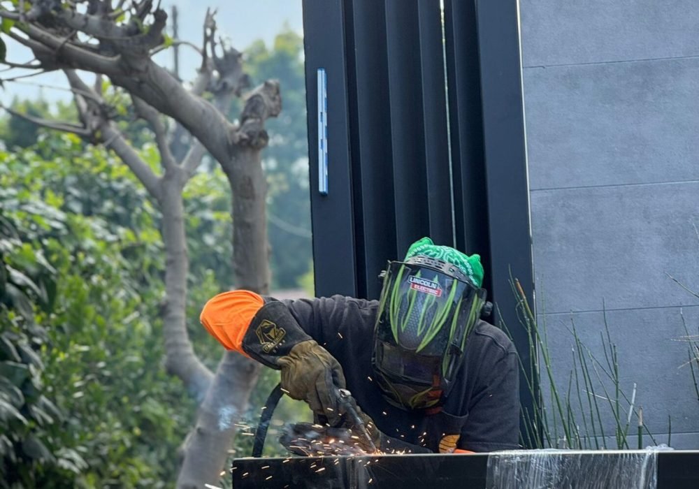 Professional Fence Building Services in Los Angeles